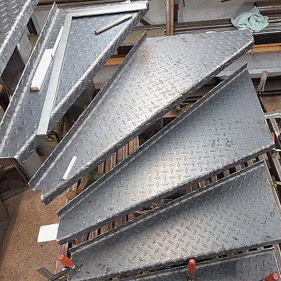 Halb-gewendelte-Einholmtreppe-ohne-weitere-Stuetzen-komplett-aus-Stahl