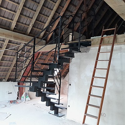 Halb-gewendelte-Einholmtreppe-ohne-weitere-Stuetzen-komplett-aus-Stahl2