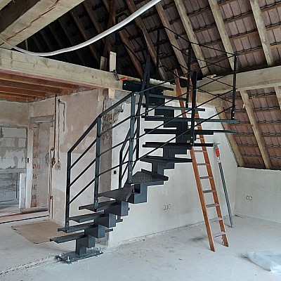 Halb-gewendelte-Einholmtreppe-ohne-weitere-Stuetzen-komplett-aus-Stahl3