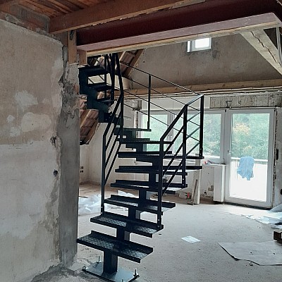 Halb-gewendelte-Einholmtreppe-ohne-weitere-Stuetzen-komplett-aus-Stahl4
