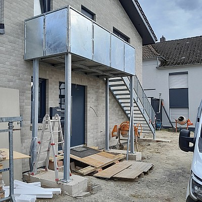 Vorstellbalkon-mit-Treppe-inkl-Beleuchtung-unter-Balkon-2