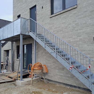 Vorstellbalkon-mit-Treppe-inkl-Beleuchtung-unter-Balkon